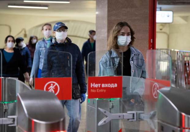 Personas usan máscaras faciales y guantes para protegerse del COVID-19, Moscú, Rusia, el 12 de mayo de 2020.