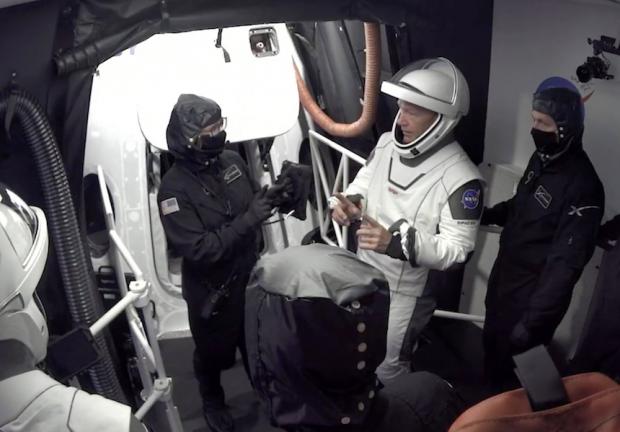 Los astronautas de la NASA Bob Behnken (izq.) y Doug Hurley realizan controles de comunicación.