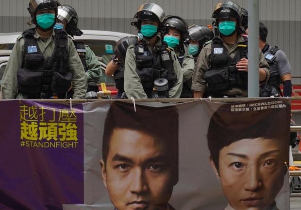 Policías antimotines montan guardia ante protestas en Hong Kong, el 28 de mayo de 2020.