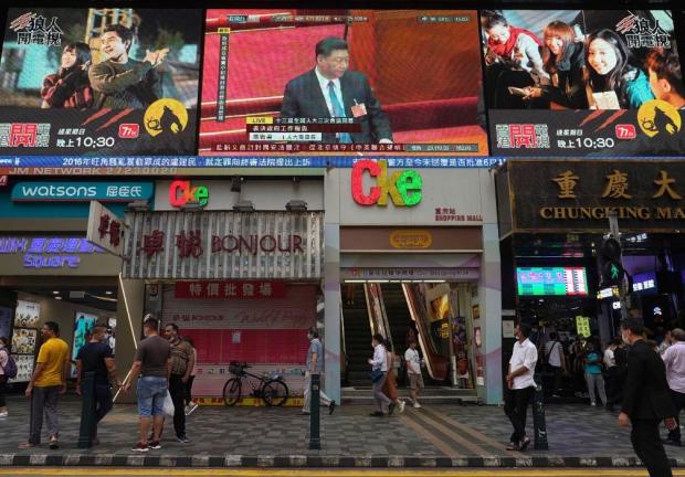 Transmisión en vivo del presidente de China, Xi Jinping, centro superior, en Hong Kong, el 28 de mayo de 2020.