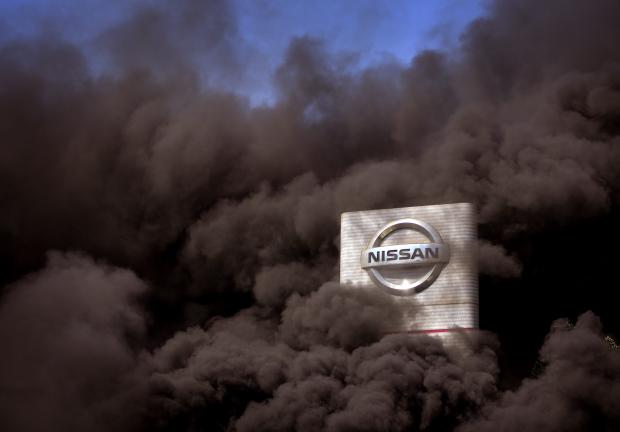 Trabajadores queman neumáticos frente a fábrica de Nissan como protesta en Barcelona, España, el 28 de mayo de 2020.