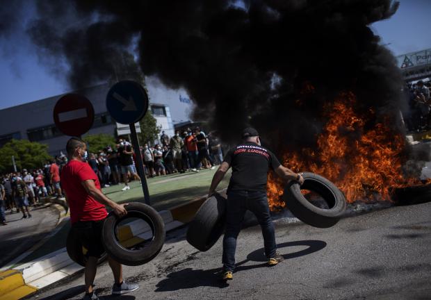 Trabajadores de Nissan queman llantas durante protesta en Barcelona, España, el 28 de mayo de 2020.