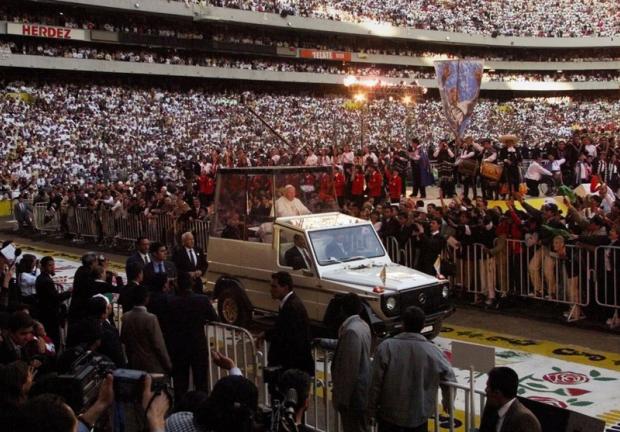 El Papa Juan Pablo II en el Estadio Azteca.