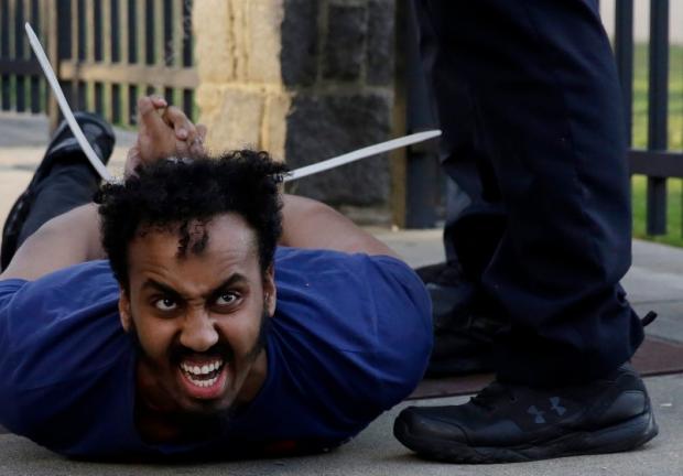 Un manifestante es detenido por la policía de Atlanta durante una protesta el sábado 30 de mayo de 2020.