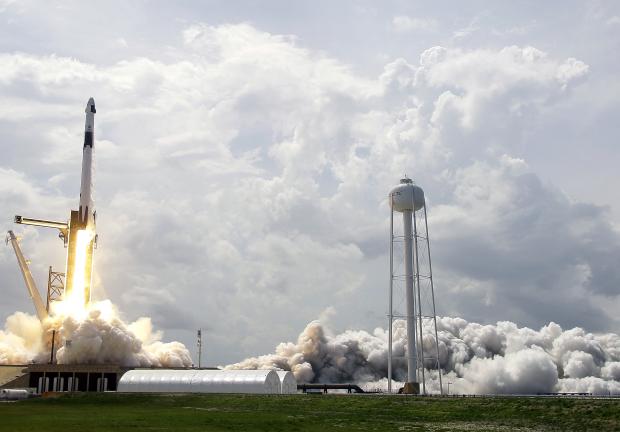 El SpaceX Falcon 9 despega de la plataforma 39-A en el Centro Espacial Kennedy en Cabo Cañaveral, Florida, el sábado 30 de mayo de 2020.