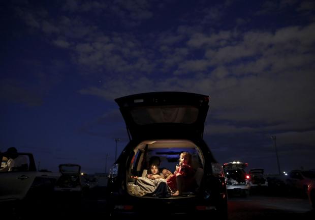 Pie de foto: Una familia disfruta de una función en un autocinema, en Brasilia, el pasado 23 de mayo de 2020.