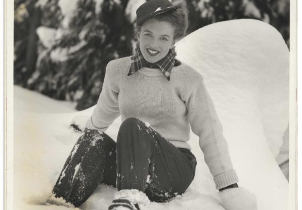 Marilyn Monroe es retratada por primera vez por De Dienes en 1945, época en que ella comenzaba a trabajar como modelo antes de incursionar en la actuación.