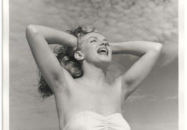 Estas imágenes forman parte de la famosa sesión en la playa Tobay que le hizo André de Dienes en 1949 y en la que se aprecia a Monroe posando alegre y mostrando un aspecto natural.