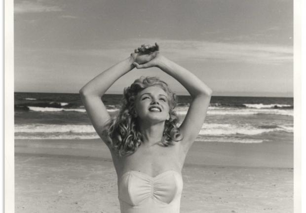 Estas imágenes forman parte de la famosa sesión en la playa Tobay que le hizo André de Dienes en 1949 y en la que se aprecia a Monroe posando alegre y mostrando un aspecto natural.