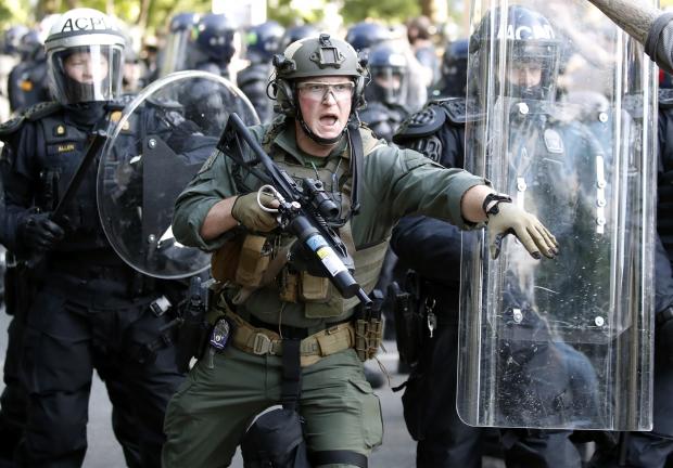 Policías combaten protestas por la muerte de George Floyd, el 1 de junio de 2020, cerca de la Casa Blanca en Washington.