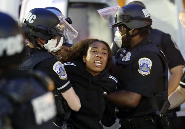 Una manifestante es detenida durante una protesta por la muerte de George Floyd, el 1 de junio de 2020, cerca de la Casa Blanca.