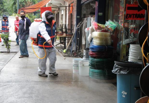 Continúan las jornadas de limpieza y desinfección en mercados y otros espacios públicos de la alcaldía.
