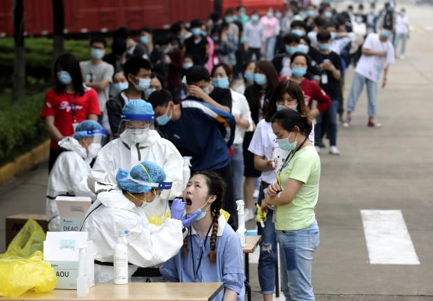Aplican pruebas de detección de COVID-19 a trabajadores en una gran fábrica de Wuhan, en China, el 15 de mayo de 2020.