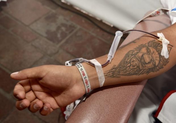 Doce meses después de hacerse un tatuaje o perforación se puede donar sangre; se pide que haya pasado medio año desde una cirugía mayor y menstruar no impide la donación.