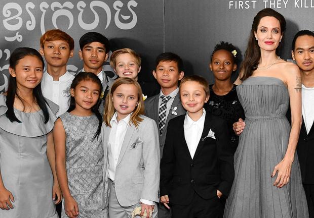 Angelina Jolie con sus hijos y otros niños