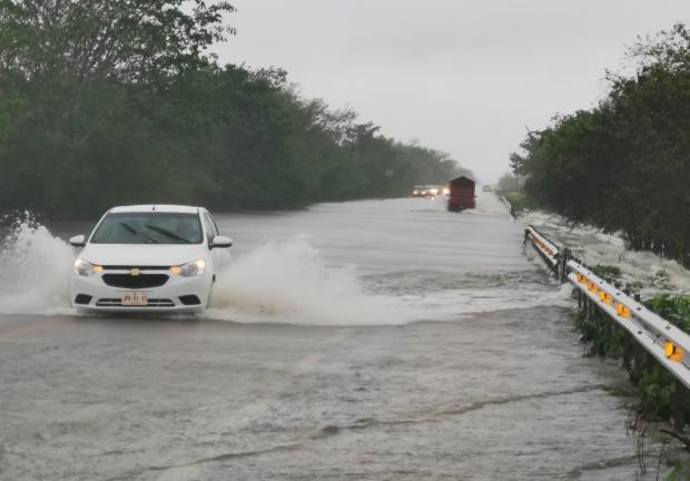 La carretera Ciudad del Carmen-Villahermosa se inundó debido a las intensas lluvias, el 3 de junio de 2020.