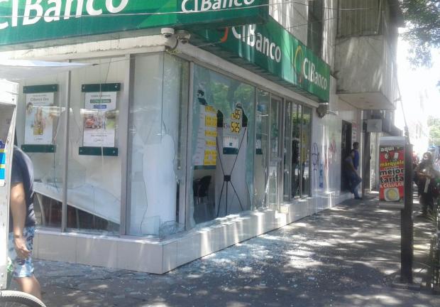 Se causaron destrozos en fachadas de bancos y otros negocios.