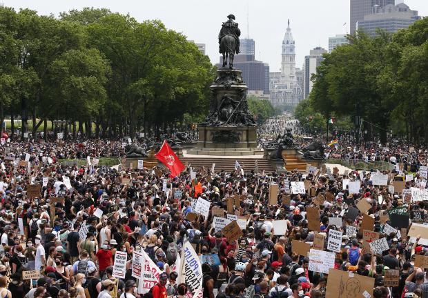 Personas marchan el 6 de junio de 2020  en Filadelfia durante una protesta por la muerte de George Floyd