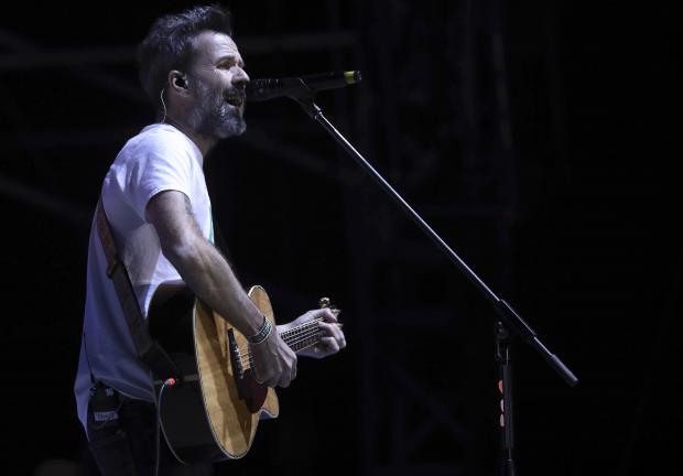 En esta imagen del sábado 18 de marzo de 2017, Pau Donés, actúa en la 18va edición del festival Vive Latino en Ciudad de México.