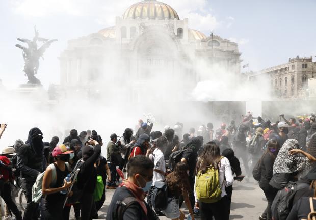 Manifestantes frente al Palacio de Bellas Artes, durante una protesta en la Ciudad de México, el 8 de junio de 2020.