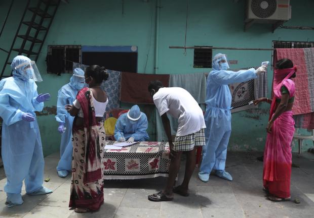 Personal sanitario realiza pruebas de COVID-19 de manera gratuita en un módulo temporal en Dharavi, en Mumbai, India, el 7 de junio de 2020.
