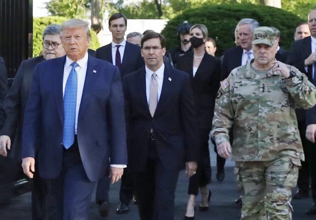 El general Mark Milley, jefe del estado mayor conjunto de las fuerzas armadas de EU, acompaña al presidente Donald Trump, el 1 de junio de 2020.