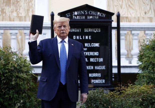Donald Trump sostiene una biblia durante su visita a la iglesia San Juan frente al Parque Lafayette de la Casa Blanca, el 1 de junio de 2020.
