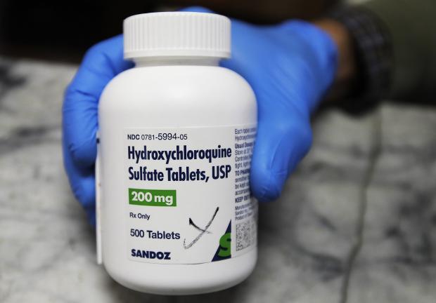 Un médico de EU muestra un envase de hidroxicloquina, tratamiento contra la malaria utilizado erróneamente como fármaco de emergencia para atacar al coronavirus.