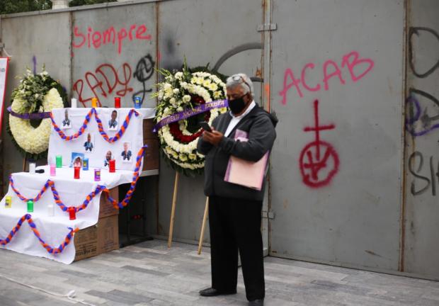 Ofrenda en el hemiciclo a Juárez en honor a los compañeros que perdieron la vida, el 15 de junio de 2020.