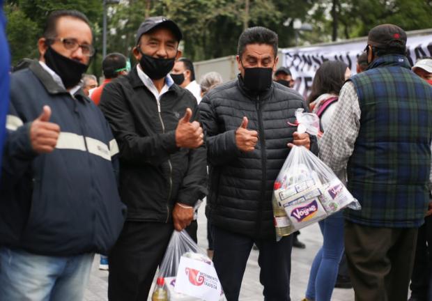 Líderes del Movimiento Nacional Taxista repartieron despensas y sanitizadores durante la protesta, el 15 de junio de 2020.
