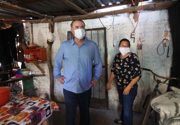 Quirino Ordaz visita a la beneficiaria de una nueva vivienda; actualmente habitaba una casa con techo de lámina.