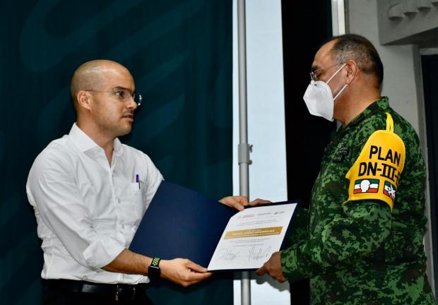 El coordinador de Protección Civil, David León (izq.), entrega reconocimientos, ayer.