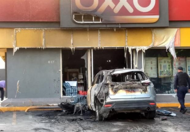 Grupos armados incendiaron vehículos y causaron destrozos en negocios tras la captura. 
