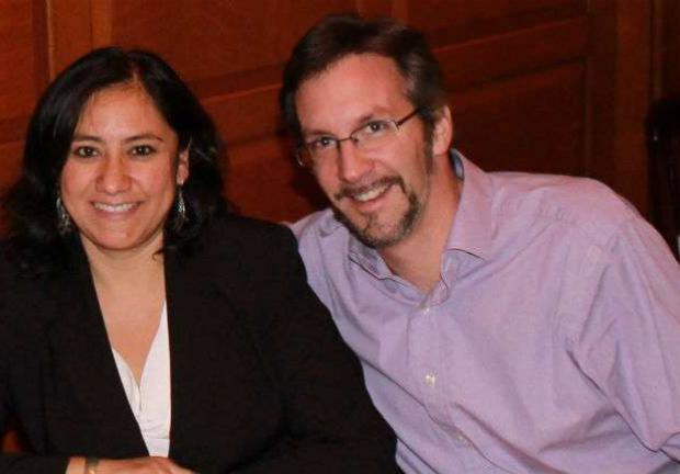 La secretaria de la Función Pública, Irma Eréndira Sandoval, con su esposo, el académico  John Ackerman, en imagen de archivo.