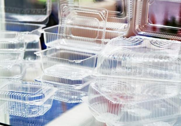 Plásticos de un uso en envases de comida.