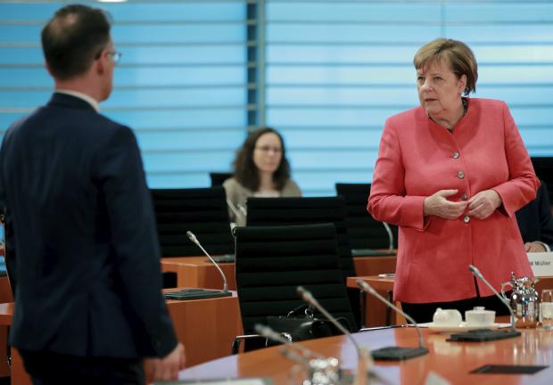 La canciller alemana, Angela Merkel, a la derecha, y el ministro alemán de Exteriores, Heiko Maas, a la izquierda, asisten a la reunión semanal del gabinete en la cancillería en Berlín, Alemania, el 24 de junio de 2020.