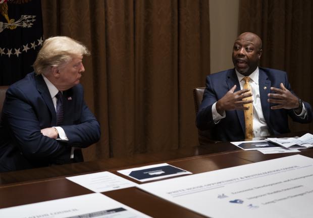 El único senador republicano afroamericano, Tim Scott habla con el presidente Donald Trump durante un encuentro en la Casa Blanca el 18 de mayo del 2020 en Washington.