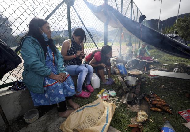 Miembros de la tribu Embera-Katio acampan en un parque ​​después de ser desalojados de sus hogares por no pagar el alquiler, en Bogotá, Colombia, el 19 de junio de 2020.