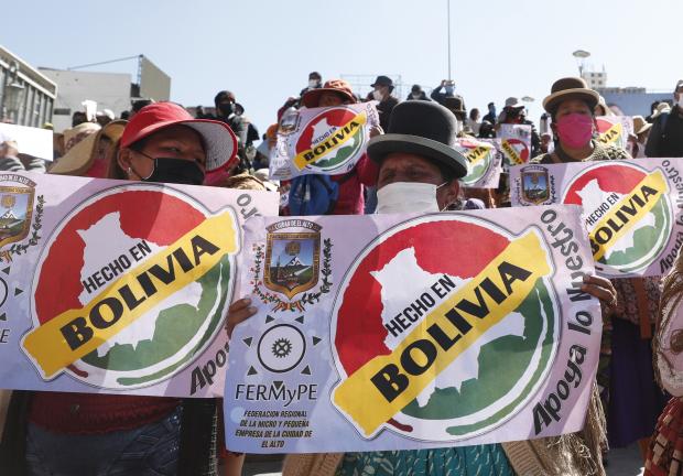 Manifestantes en medio de la pandemia exigen que el gobierno autorice la reapertura de pequeñas empresas, en La Paz, Bolivia, el 17 de junio de 2020.