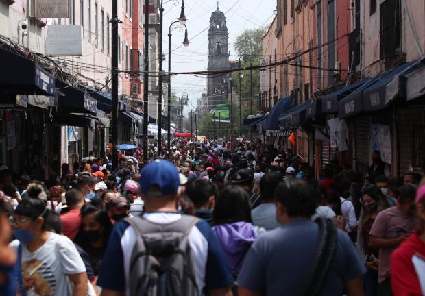 Ante la entrada en Semáforo Epidemiológico color naranja, personas  han vuelto a las calles del centro histórico de la CDMX. ​