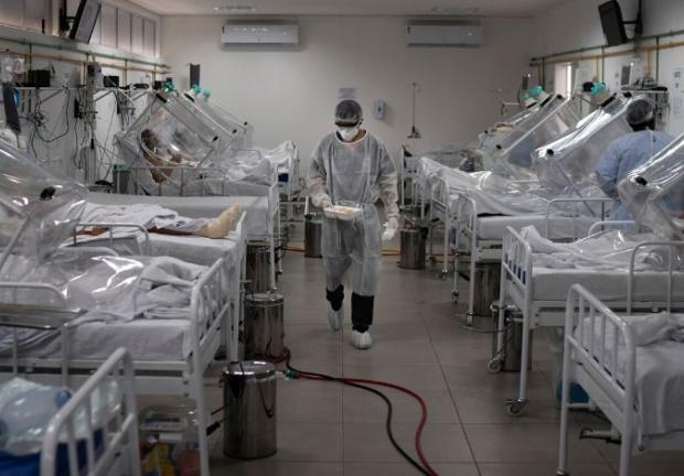 Pacientes de COVID-19 atendido en un hospital de Brasil.