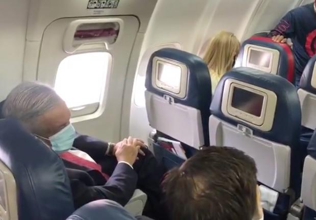 El Presidente de México viaja en un vuelo comercial de la compañía Delta Airlines