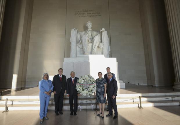 Ofrenda floral en el monumento a Abraham Lincoln.