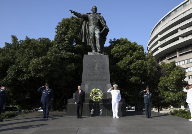El Presidente de México visita la estatua de Benito Juárez, en Washington, D.C., el 8 de julio de 2020.