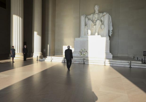 El Presidente de México visita el monumento a Lincoln, en  Washington, el 8 de julio de 2020.