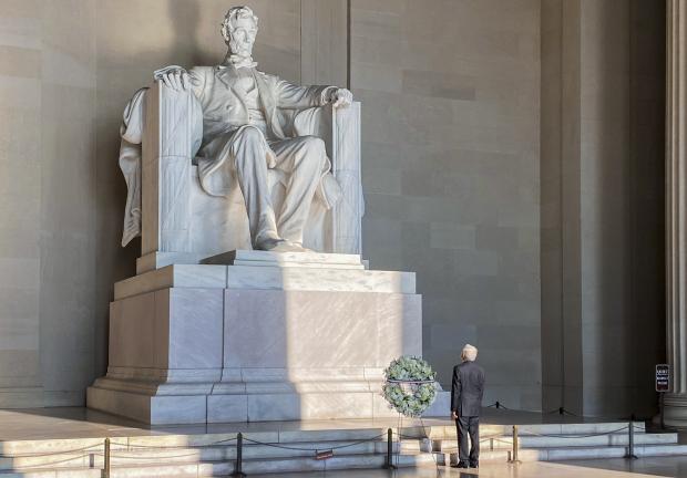 El presidente Andrés Manuel López Obrador visita el monumento a Lincoln, en  Washington, el 8 de julio de 2020.