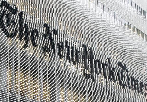 Logotipo del New York Times en el edificio de la compañía en Nueva York.