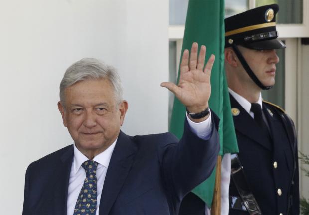 El presidente Andrés Manuel López Obrador, saluda al llegar a la Casa Blanca en Washington, el 8 de julio de 2020.