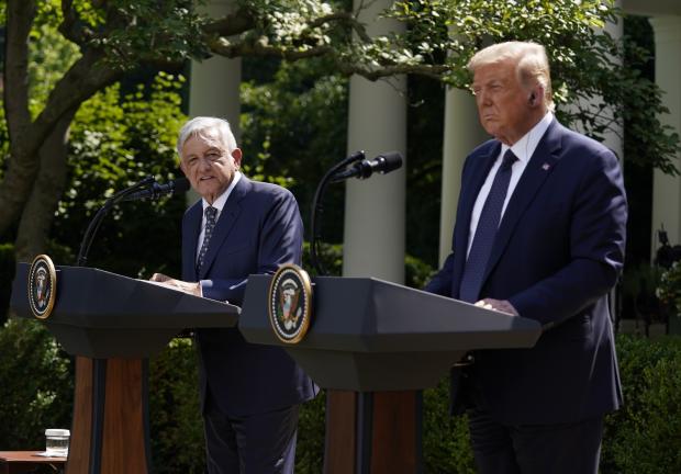 Donald Trump escucha mientras el presidente Andrés Manuel López Obrador emite un mensaje en la Casa Blanca, el 8 de julio de 2020.