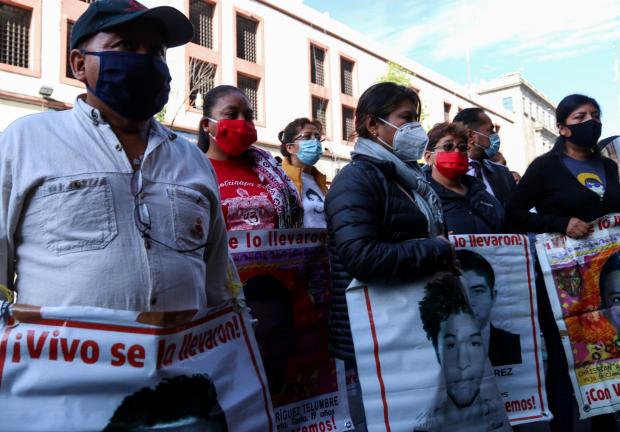 Madres y padres de los 43 normalistas de Ayotzinapa arribaron a Palacio Nacional para sostener una reunión con el presidente Andrés Manuel López Obrador, el 10 de julio de 2020